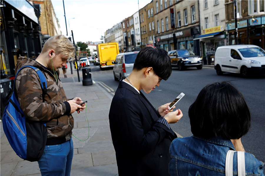 In photos: Phones and the city