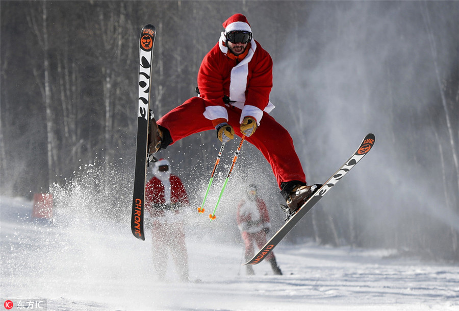 Santas ski for charity fund-raising in US