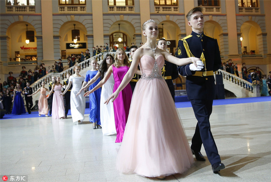 Smart men, beautiful girls, royal setting in Kremlin