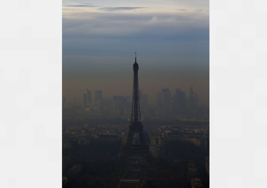 Paris limits vehicle use to fight pollution