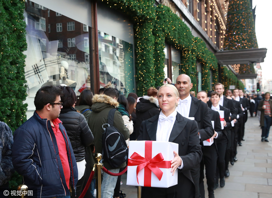 Bargain hunters out to brave UK's Boxing Day shopping frenzy