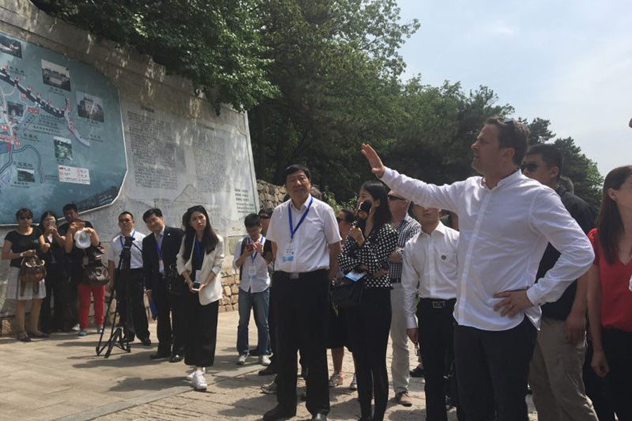Luxembourg PM visits Mutianyu section of Great Wall