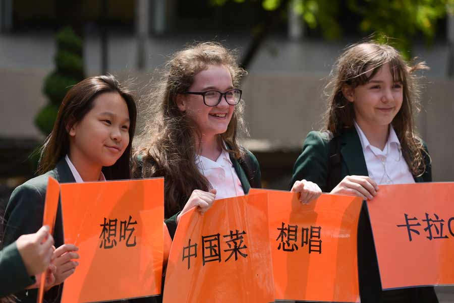 English pupils brush up on their Mandarin