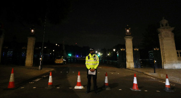 Man with knife arrested after injuring police officers outside Buckingham Palace