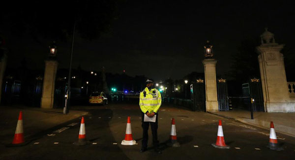British police detain man with knife outside Buckingham Palace