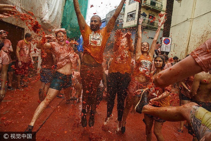 Revelers hurl 150 tons of tomatoes in Spanish festival
