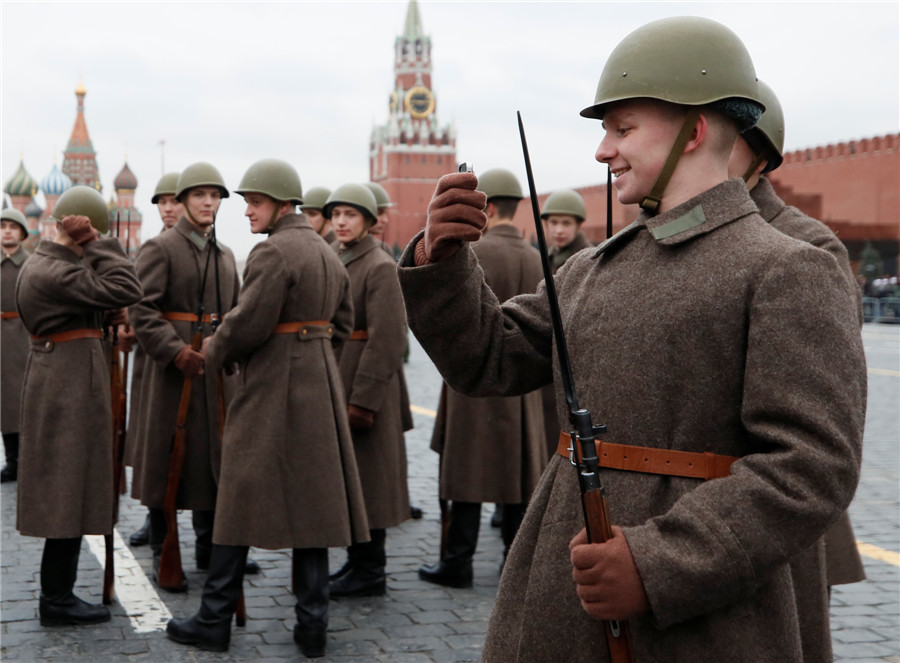 Russians mark anniversary of 1941 parade<BR>