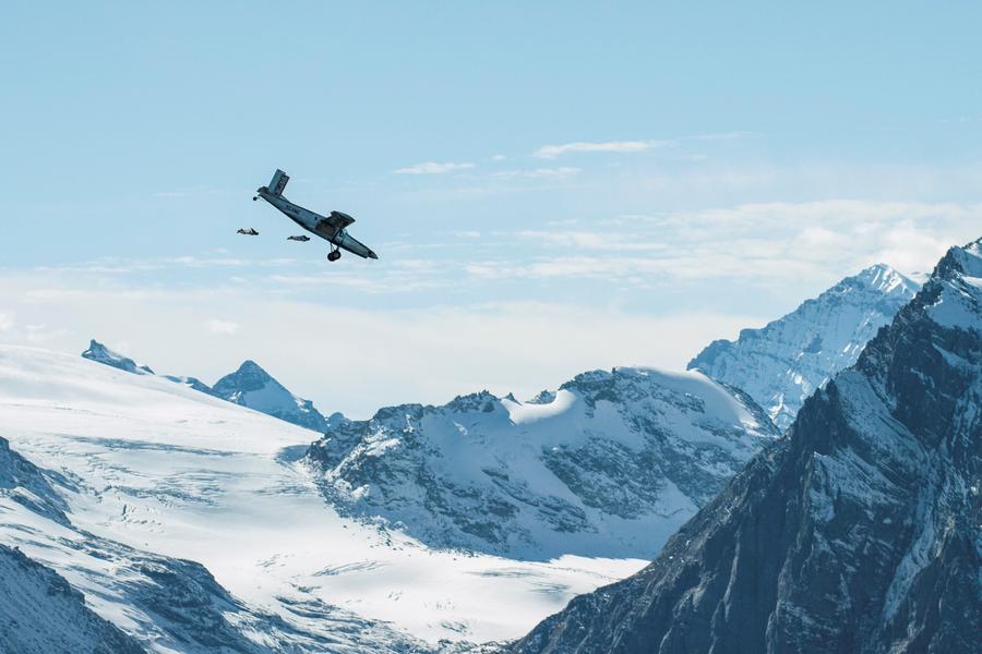 Wingsuit flyers fly into plane from Jungfrau Mountain