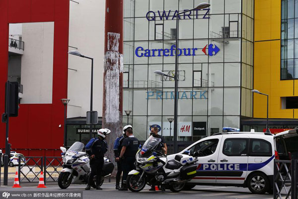 Police evacuate 18 from Paris suburb store hold-up