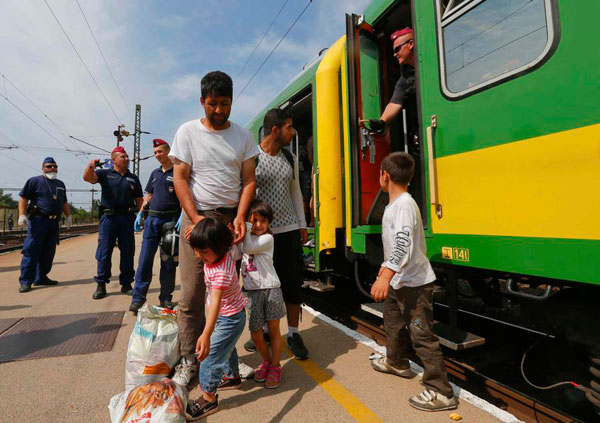 No plans to stop or check arriving refugees -Vienna police chief