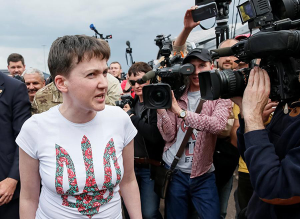 Kiev swaps 2 Russian detainees for Ukraine's pilot Savchenko